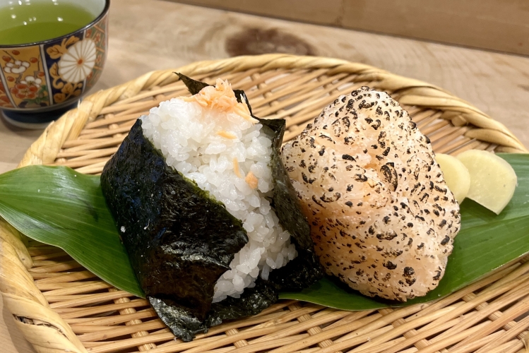 一番人気の「焼き鮭手ほぐし」(左)と、菜々さんおすすめの「炙り明太クリームチーズ」