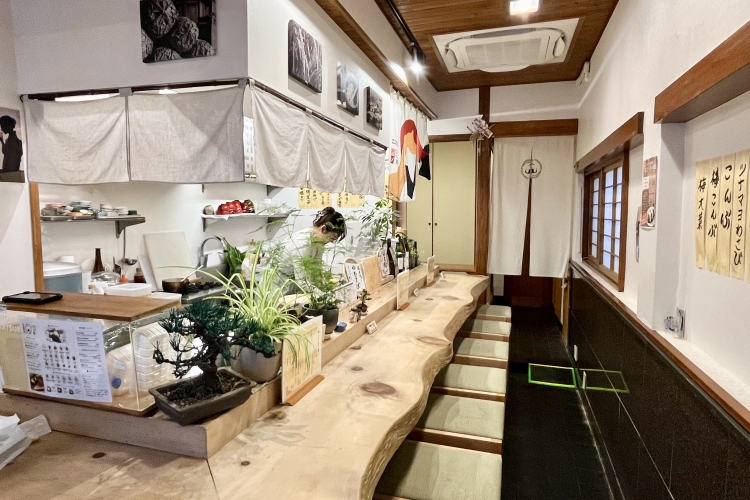 一枚板のカウンターは、菜々さんの祖父が寿司店を営んでいた時代から受け継がれている