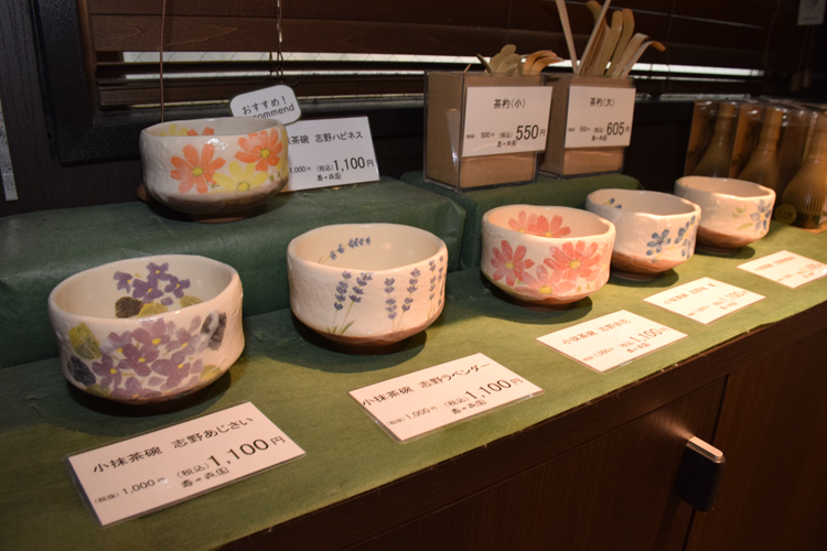 茶文化の魅力を発信するべく、茶器や茶道具も販売