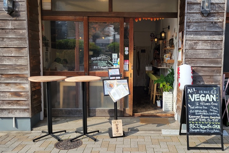 木のぬくもりを感じる外観。手書きの看板が目印