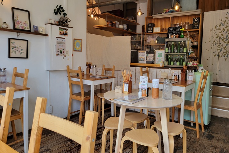 愛らしい雑貨や小物をディスプレイした、温かみのあるインテリア
