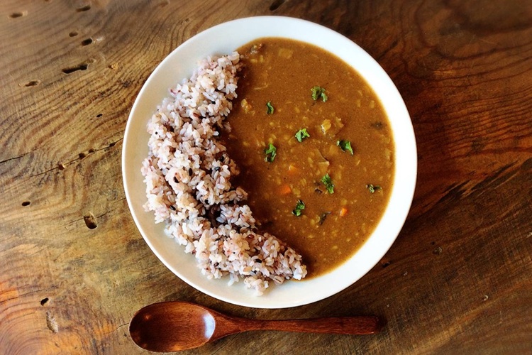 優しい口当たりの「ヴィーガンカレー」。じっくり煮込んだ野菜のうま味が広がる