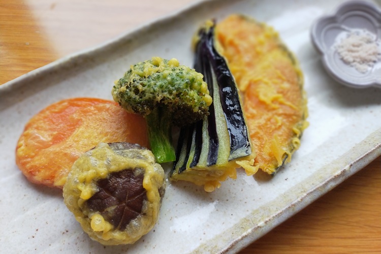 外国人観光客にもファンが多いという天ぷら。食感や彩りにも気を配った自信作