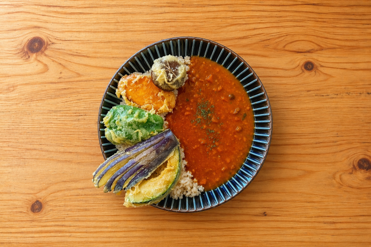 彩りにこだわった「野菜の天ぷらカレー」は、見た目にも華やか