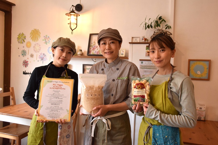 左からリンさん、小山さん、吉田さん