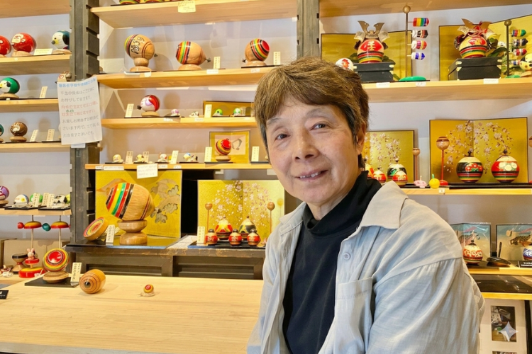 3代目の山本貞右衛門さんの妻で、独楽インストラクターの由貴子さん 