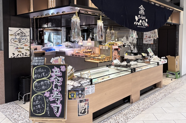 親近感のある手作りの看板が目を引く