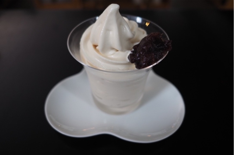「淀屋橋本店」限定の「塩昆布煮汁ソフトクリーム（五感「こぶしゃり」付）」 