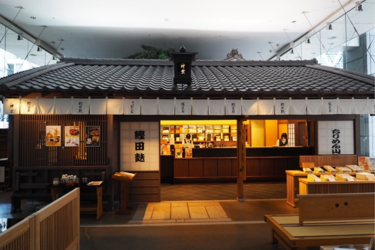 明治以前の建物を思わせる落ち着いた佇まいの店内 