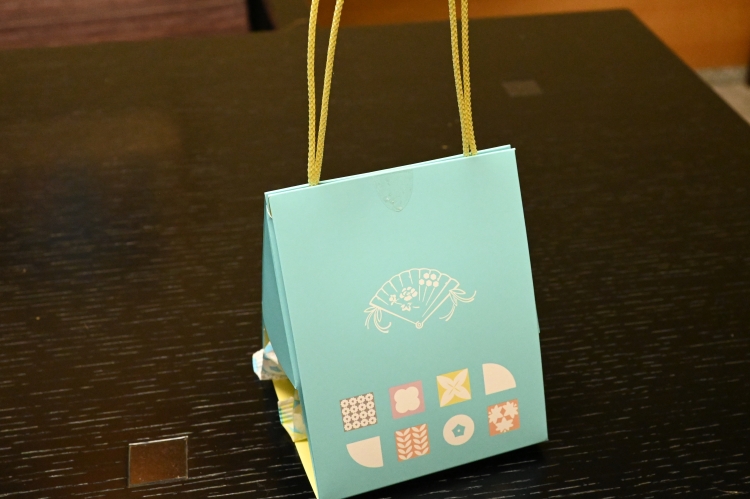どら焼き「京の華扇（はなおうぎ）」に採用されている手提げバッグ型パッケージ
