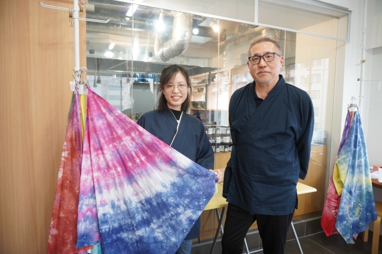 スタッフの斎藤 恵さん(左)、代表取締役社長の青山伸一さん(右)