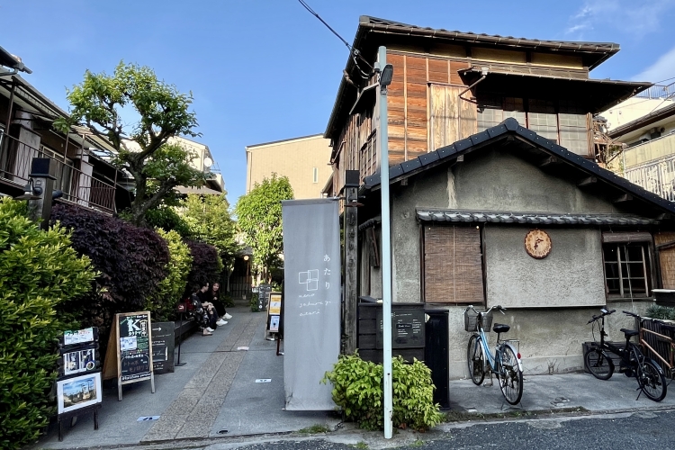 古民家群を再生した「上野桜木あたり」。右手の建物が「谷中ビアホール」だ