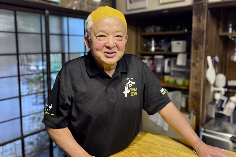 「谷中ビアホール」を経営する新保さん。気負わないもてなしで客を迎える
