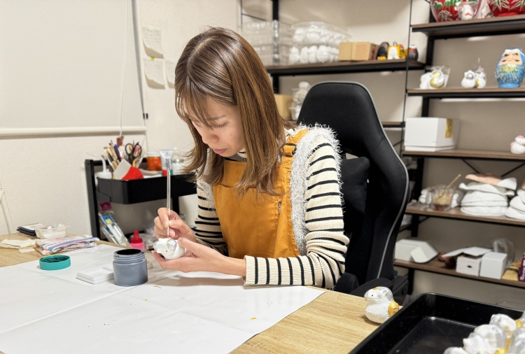 真剣に作業をする三浦智子（みうらともこ）さん
