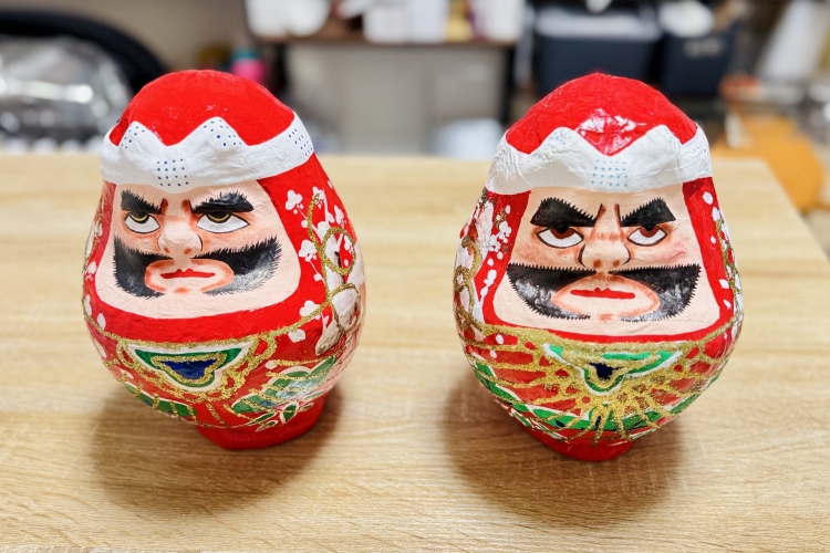 6代目の智子さんがつくった作品（左）5代目の隆さんがつくった作品（右）。作り手によって風合いが異なる