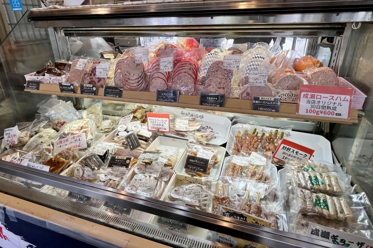 店内に据えられたショーケース。手作りの品々が並ぶ