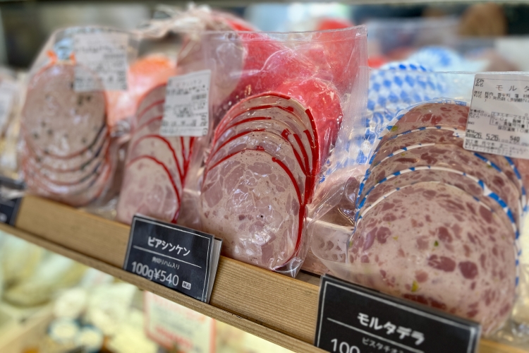 角切りハムが入った「ビアシンケン」など、そのまま食べられる自家製スライスハムも販売