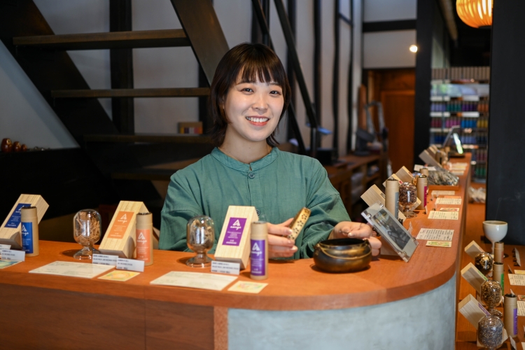 香りの案内人でもある店長の小山真由子さん
