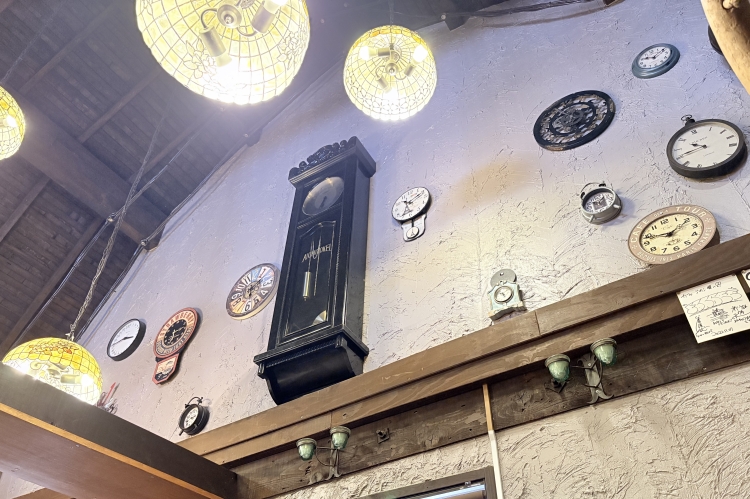 壁一面に飾られたアンティーク時計は、旧店舗から引き継がれたという 