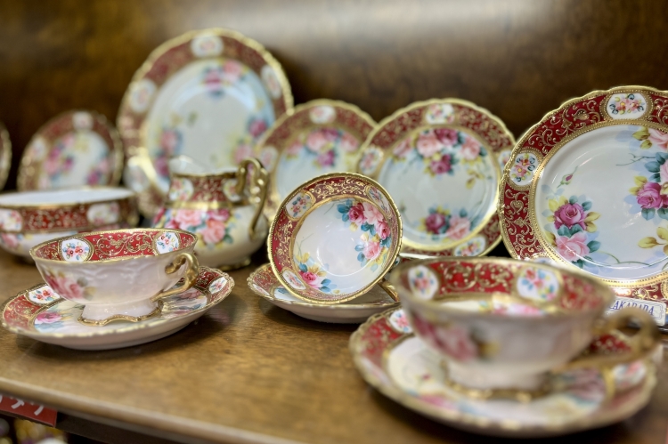 金彩と色鮮やかなバラのデザインが目を引く「オールドノリタケ」のカップ&ソーサー