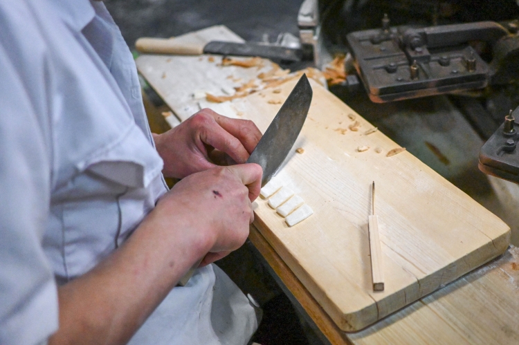 薄く伸ばした餅を、焼き型に合わせ一つひとつ正確に切り分ける