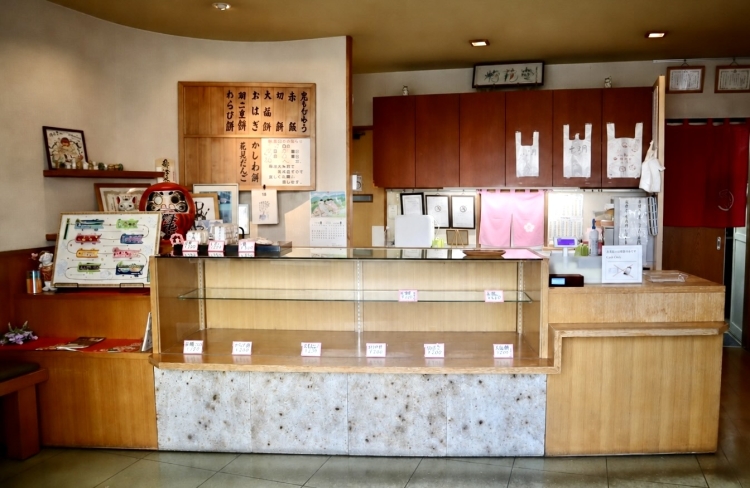 歴史を感じさせない、磨き上げられた店内。夕方には商品がなくなることが多い