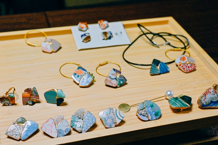 ピアス、イヤリング、指輪、ブローチ、帯どめ、ペンダントから好きなものを作ることができる