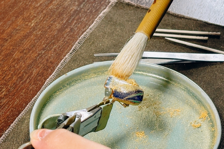 金紛をまぶす様子
