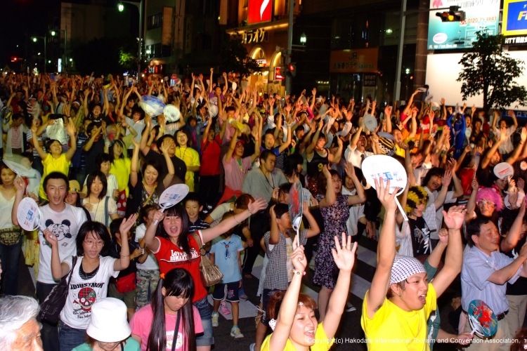 「いか踊り」を踊りながらパレードする“ワッショイはこだて”
