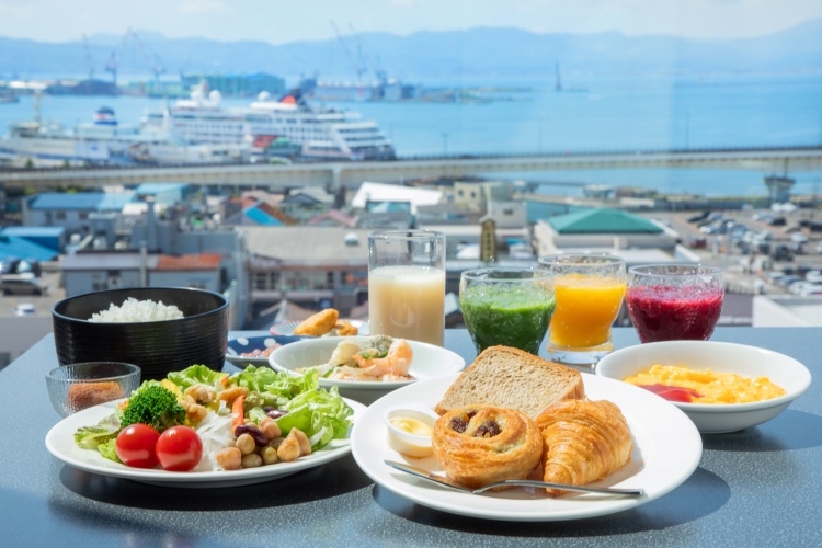 函館港を一望できるリソル函館の朝食会場(10Fレストラン)