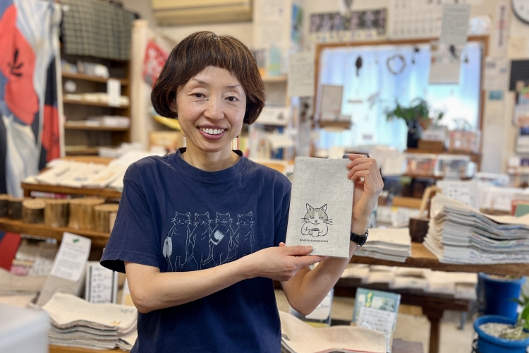 「散策しながら谷中の魅力を見つけてほしい。」と語る、店主の植木ななせさん