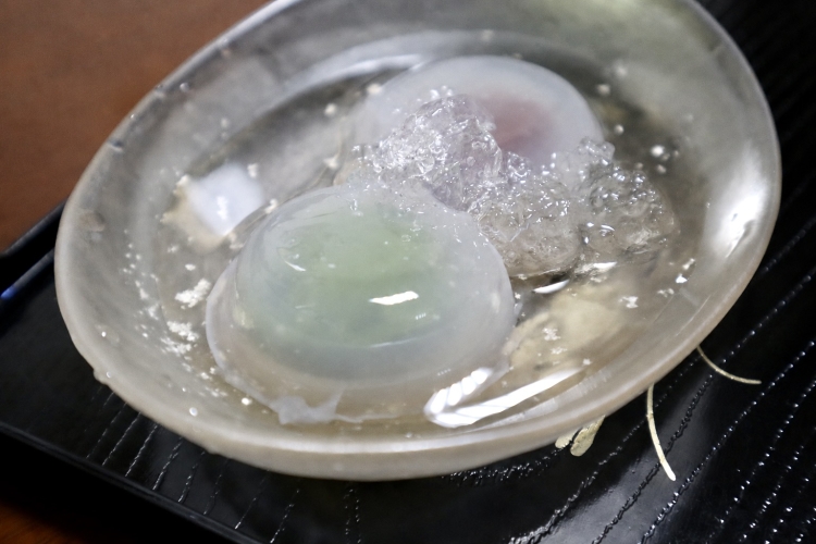 抹茶あん（手前）とこしあん（奥）。抹茶あんは8代目が開発した
