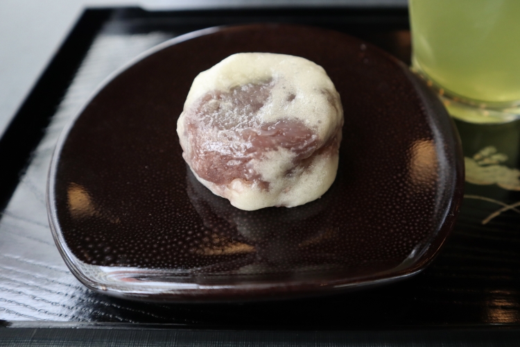 「金蝶園饅頭」。ほんのり酒の香りがする皮は、あんこが透けるほど薄い 