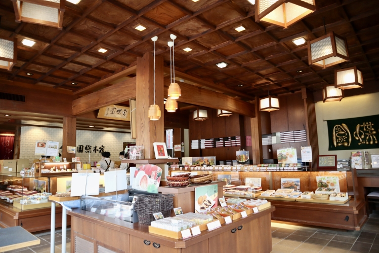 総ケヤキ造りの重厚な店舗は、「大垣市景観遺産」としても認定されている
