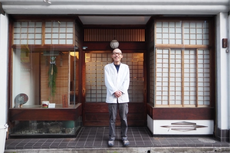 お店の歴史を教えてくれた18代目店主、久保哲也さん 