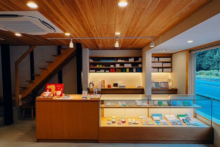 カフェも併設されている「UCHU wagashi」店内の様子