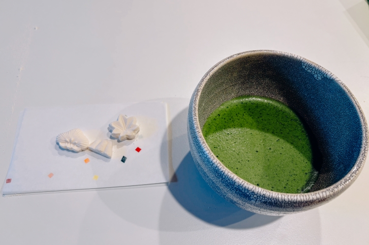 作った落雁の一部をお抹茶と共に楽しみ、残りは持ち帰ることができる