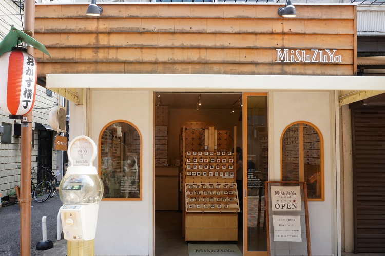下町の商店街に店舗を構える、くるみボタン工房「MiSuZuYa」