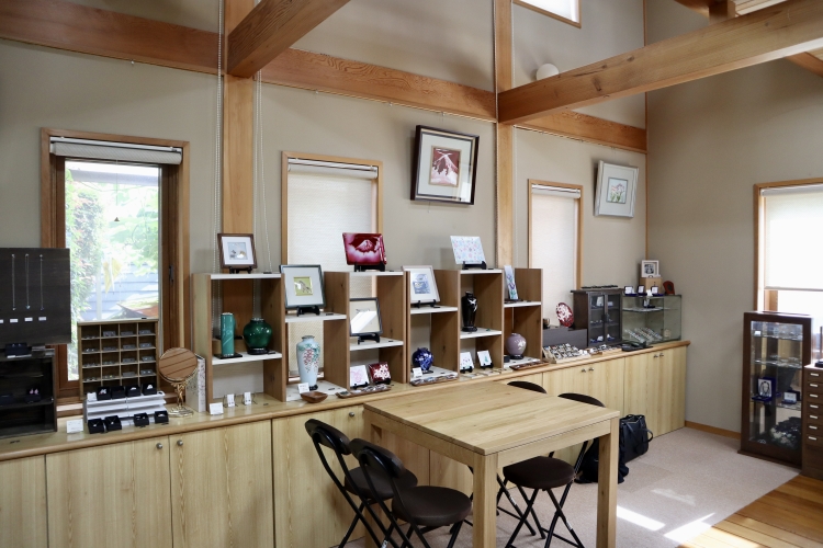 普段遣いしやすいアクセサリーや芸術性の高い工芸品が並ぶ店内