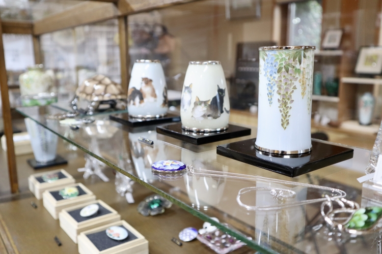 店内のショーケースに展示されている七宝焼の数々