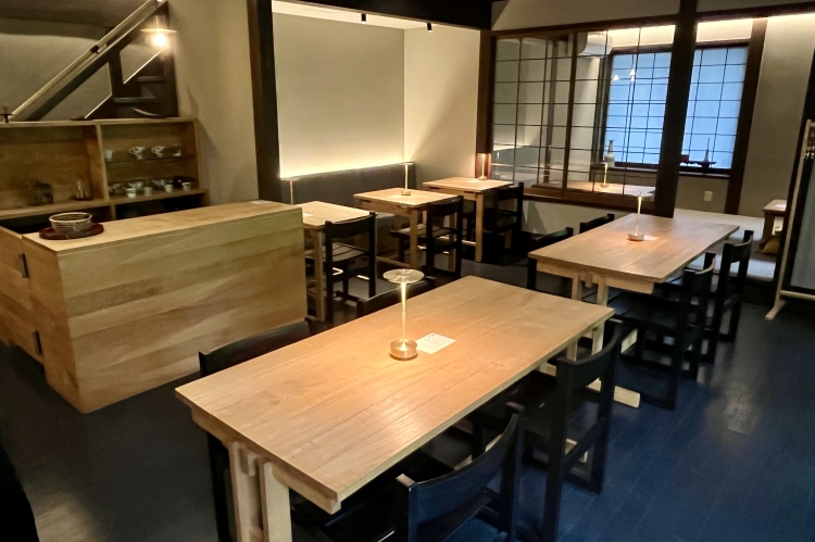 柔らかな光に包まれ、落ち着いた時間が流れる精進食堂「ときとそら」の店内