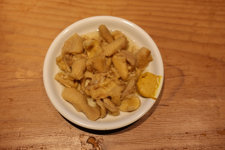 自家製鶏油を抽出した後の鶏皮を、あっさりとした醤油味で炊き上げた人気メニュー「とりかわ」