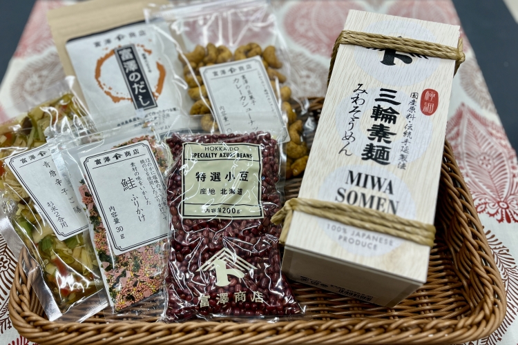 晩酌に合うおつまみから、乾物、だし、木箱入りのそうめんといったギフトまで幅広いラインナップ