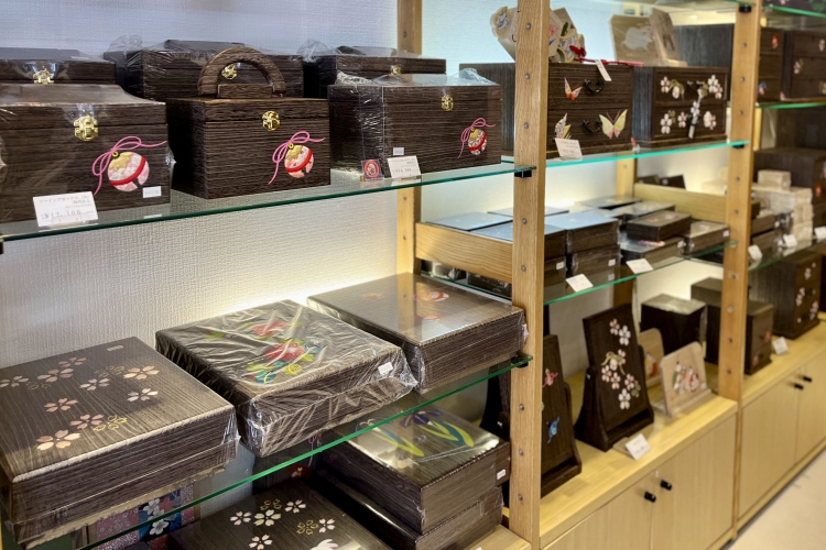 店頭に並ぶ裁縫箱や文箱などの桐製品。細工の柄は鈴や蝶、桜などの人気が高い