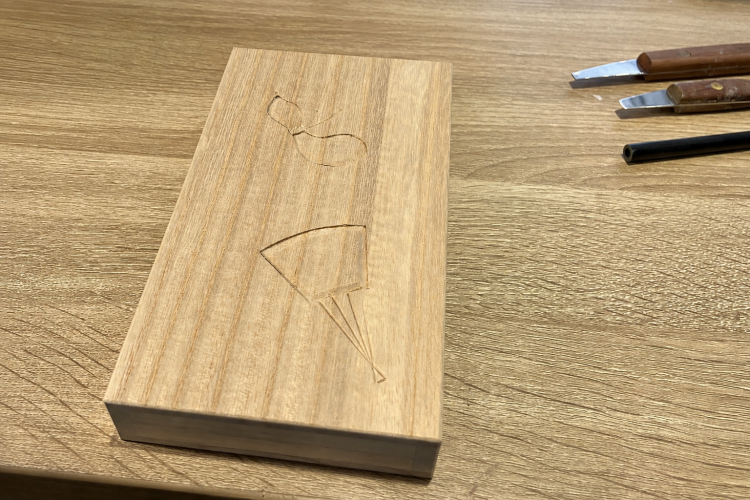 体験用の桐箱(お札入れ)。蓋の表面には、あらかじめ彫りが入れられている