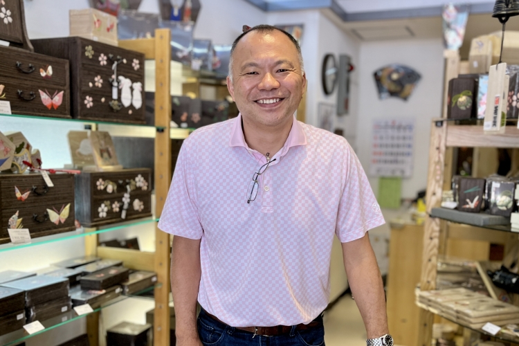 「箱長」4代目社長の宮田健司さん。気さくな人柄で、店を訪れる人を明るく出迎える