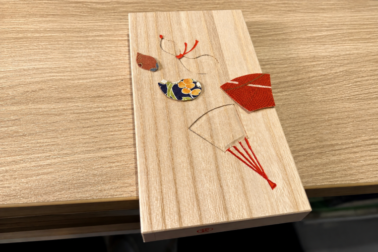 一部を絵の具で塗り、好みの柄の布(形に合わせて裁断済み)を選ぶ