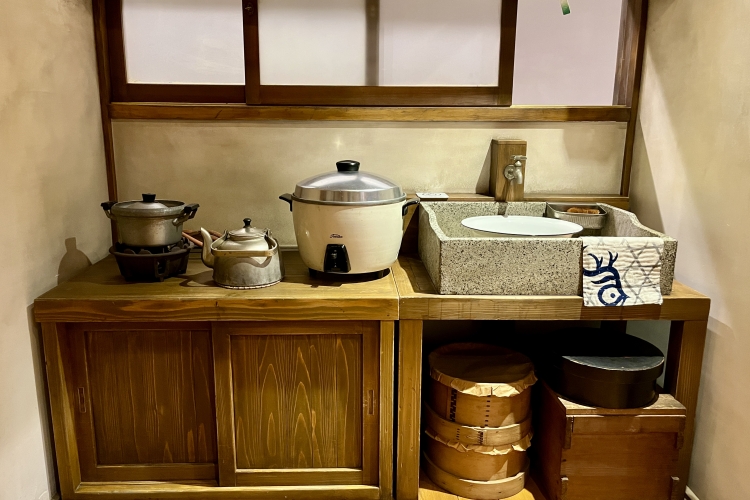 再現された昭和30年代の台所。新旧の生活道具が混在している様子がうかがえる