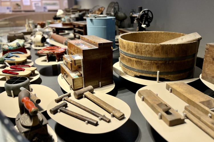 職人の手道具から生活道具まで、さまざまな道具類が展示されている