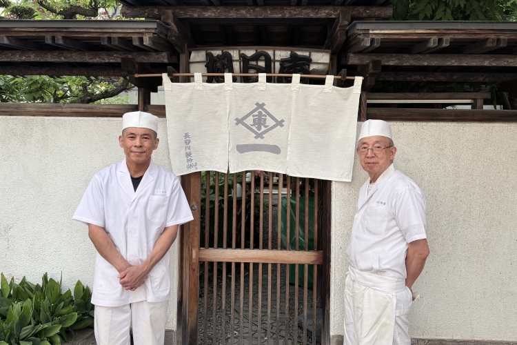 4代目の佐藤比左夫さん(写真左)と3代目の佐藤元治さん(写真右)